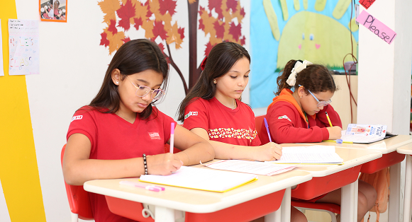 Aluna sorrindo Canadian Global School